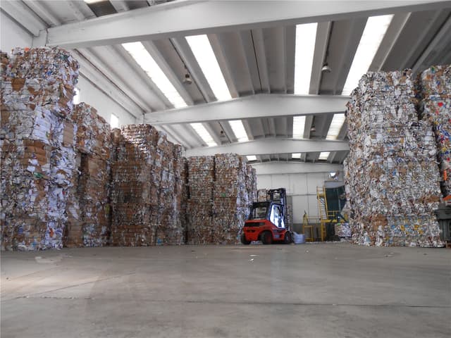 Magazzino con balle di carta