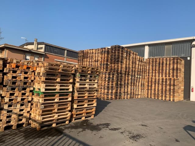 Magazzino con balle di carta